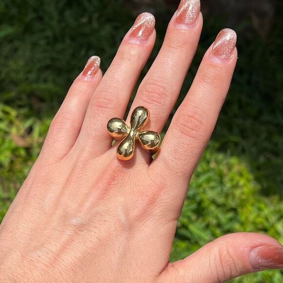 New! “Valeria” Flower Chunky Gold Ring - Picture 4 of 5